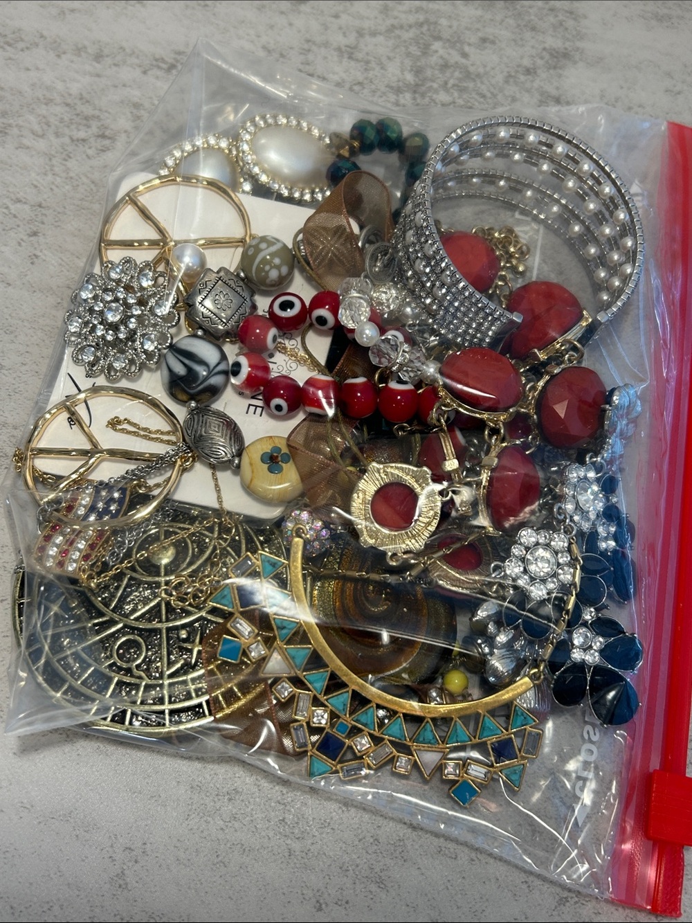 Bundle of 20 pieces of jewelry (at least)